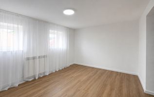 Casă renovată 2026, curte și 4 locuri de parcare, Casa de Cultura