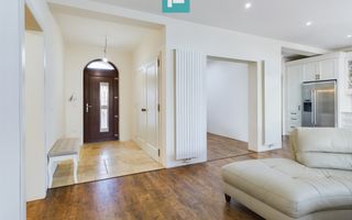 Vilă la sol cu 3 camere în Pârneava - Poză 3