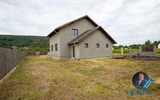 Vilă spațioasă cu vedere la pădure, la doar 15 minute de Bacău! - Poză 5