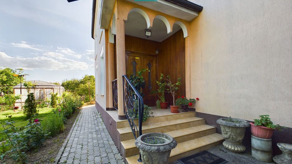 Casă clasică în Chișineu-Criș - Poză 1