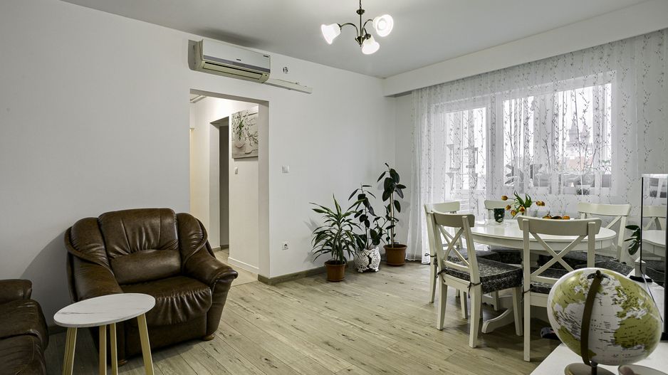 PROPRIETATE VÂNDUTĂ Apartament spatios cu 4 camere langa teatru - Poză 9