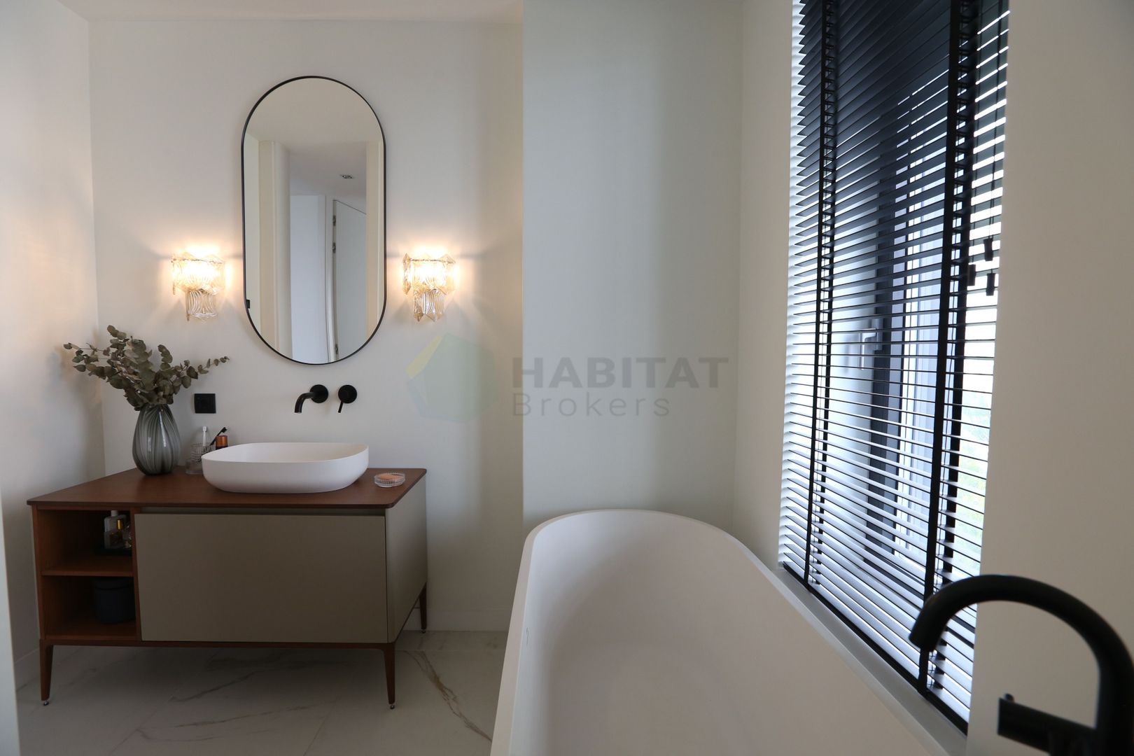 Eleganță pură într-un ansamblu exclusivist – Vilă complet mobilată AMBER GARDEN - Poză 14