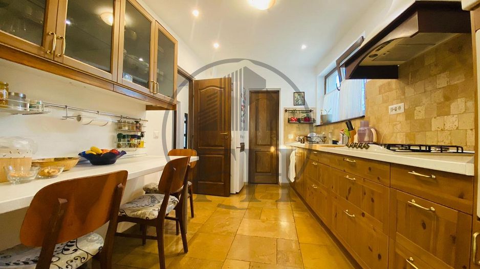 Casă / Vilă cu 6 camere de vânzare în Central, Mangalia - Poză 3