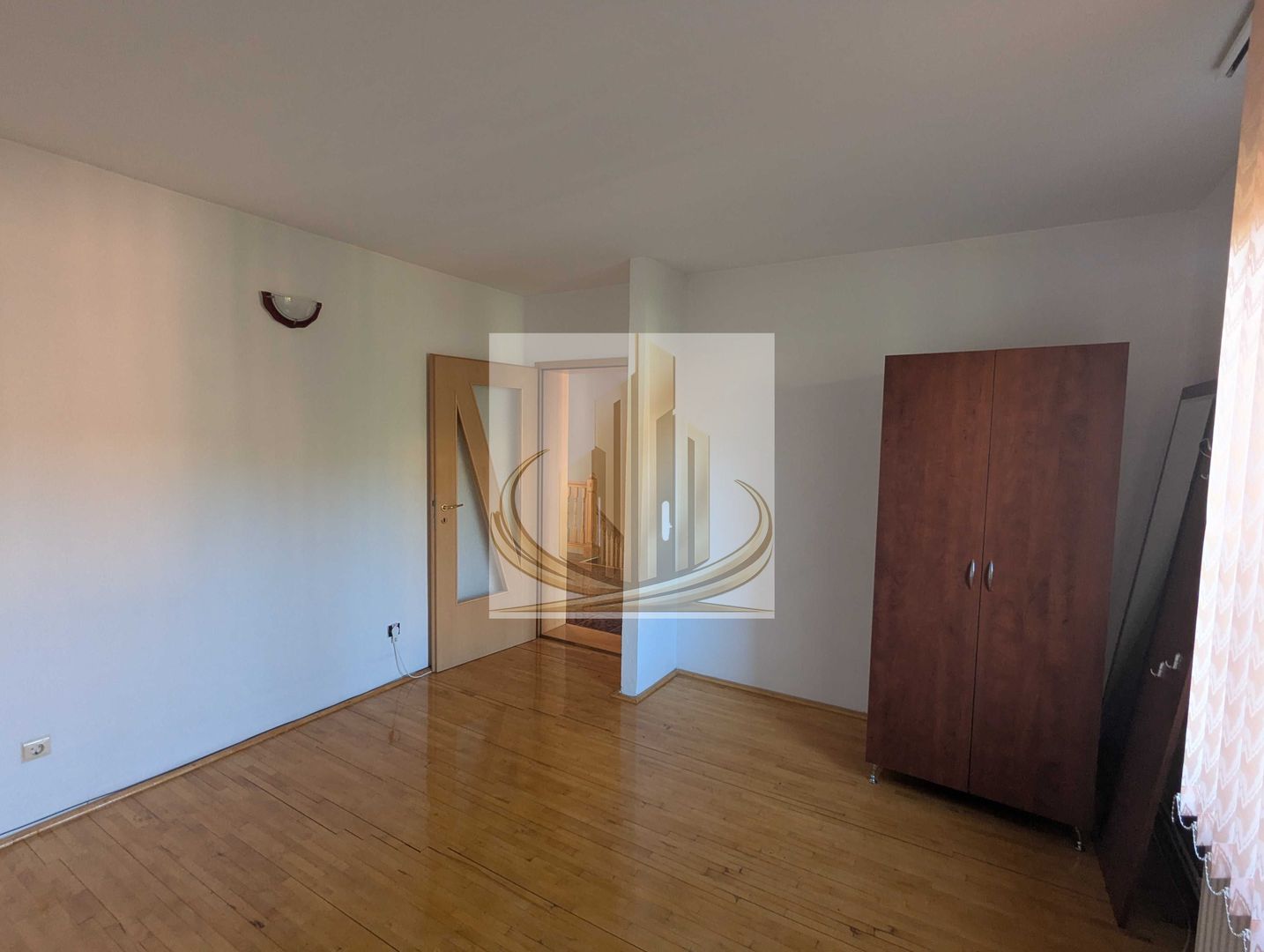 Vilă pentru Activități Comercia –5 Camere, Curte500 MP – Zona Aradului - Poză 6