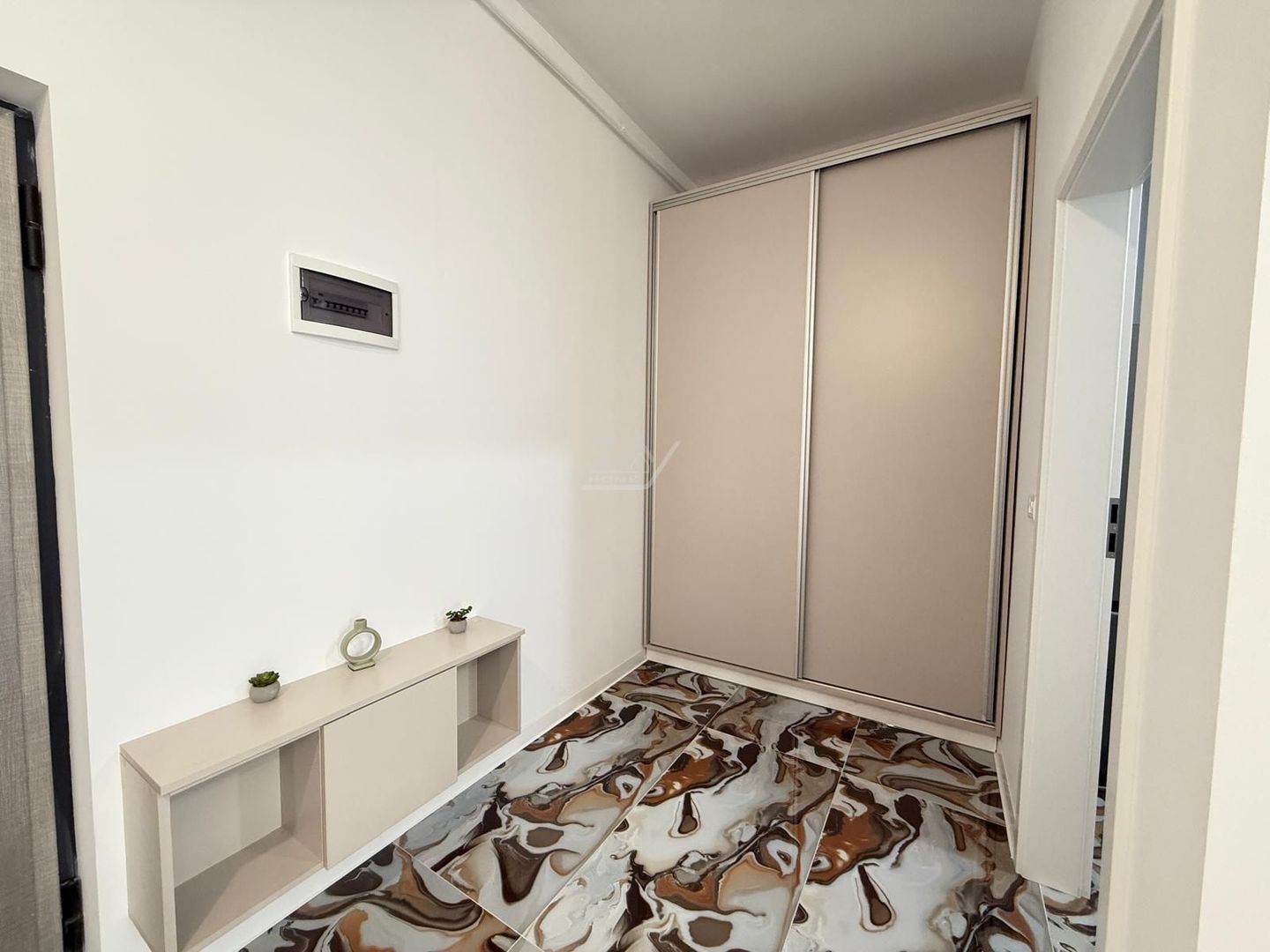 Disponibil imediat. Etaj 1. Bucatarie inchisa. Loc de parcare. - Poză 7