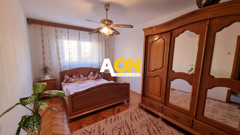 De vanzare apartament 5 camere, etaj intermediar, Cetate - Poză 2