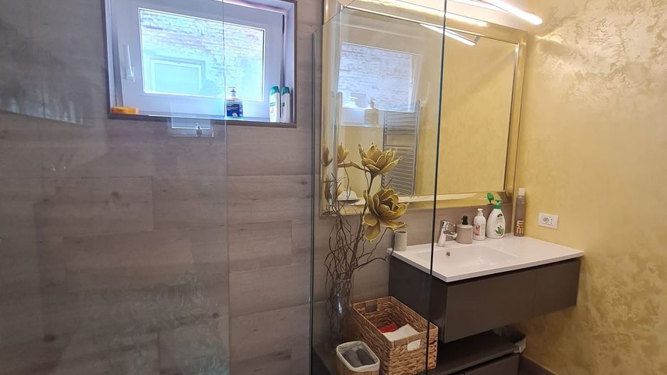 Vila deosebitǎ în zona centrala - Poză 15