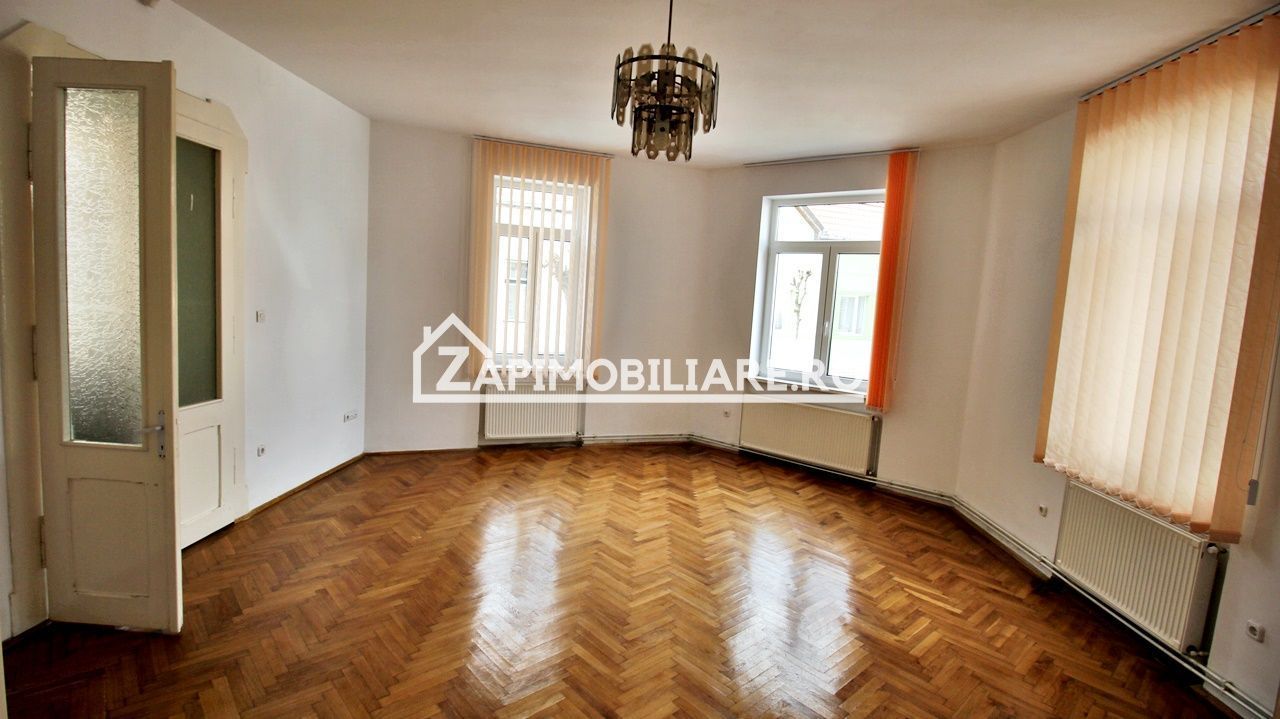 Casă 5 camere, 3 bai,2 bucătării, 200 mp utili, 370 mp teren - Poză 2