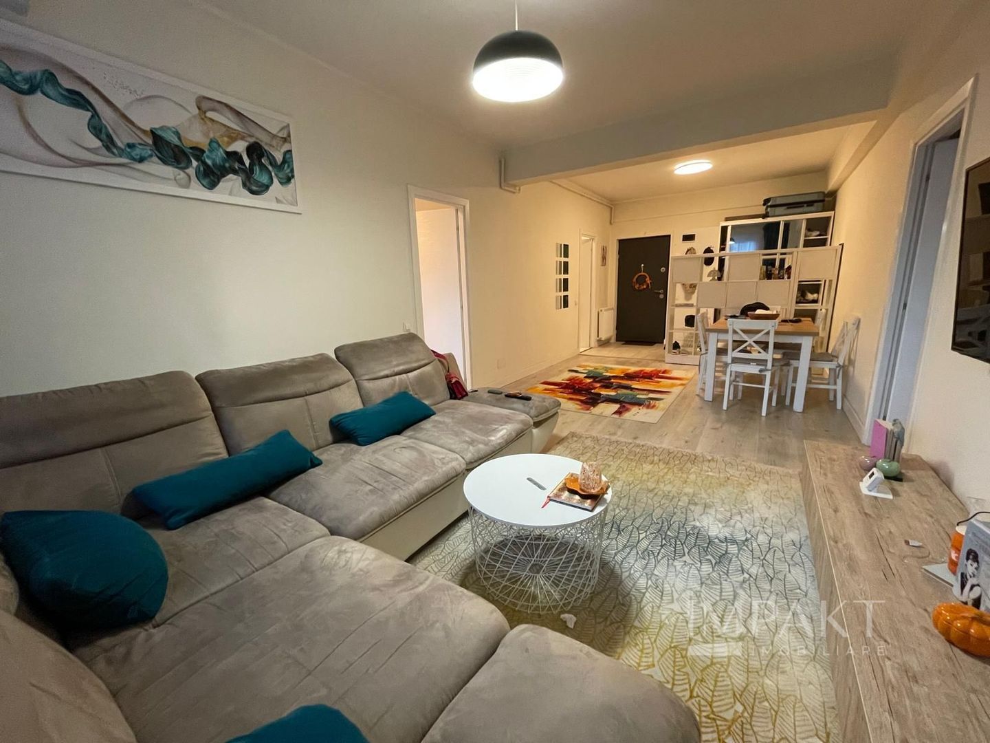 Apartament superb de vanzare cu 2 camere, zona semicentrala! Parcare! - Poză 1