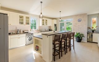 Proprietate spectaculoasă în Câmpenești de vanzare - Poză 5