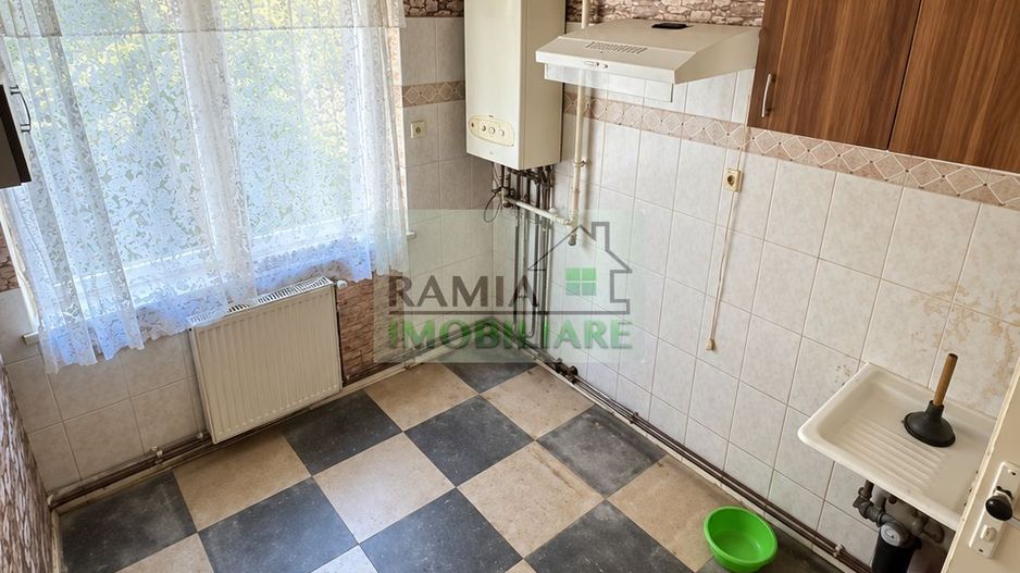Apartament 3 camere Tractorul, ideal pentru renovare și personalizare - Poză 1