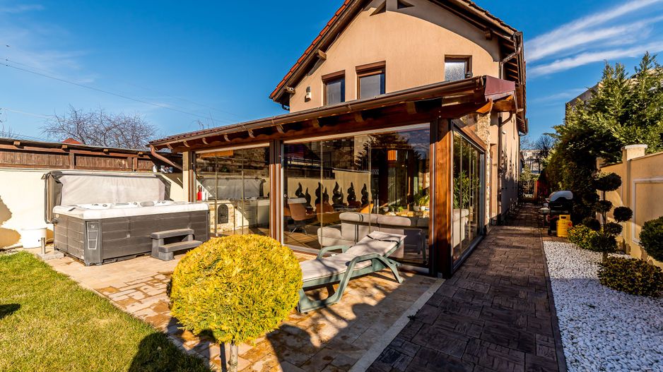 Casă cu5 camere, teren 720 mp, fotovoltaice 13 kW, Aradul Nou - Poză 3