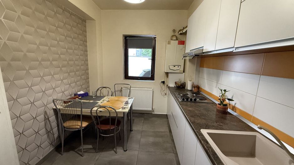 Casă înșiruită complet mobilată + curte+ 2 parcari în complex inchis! - Poză 14
