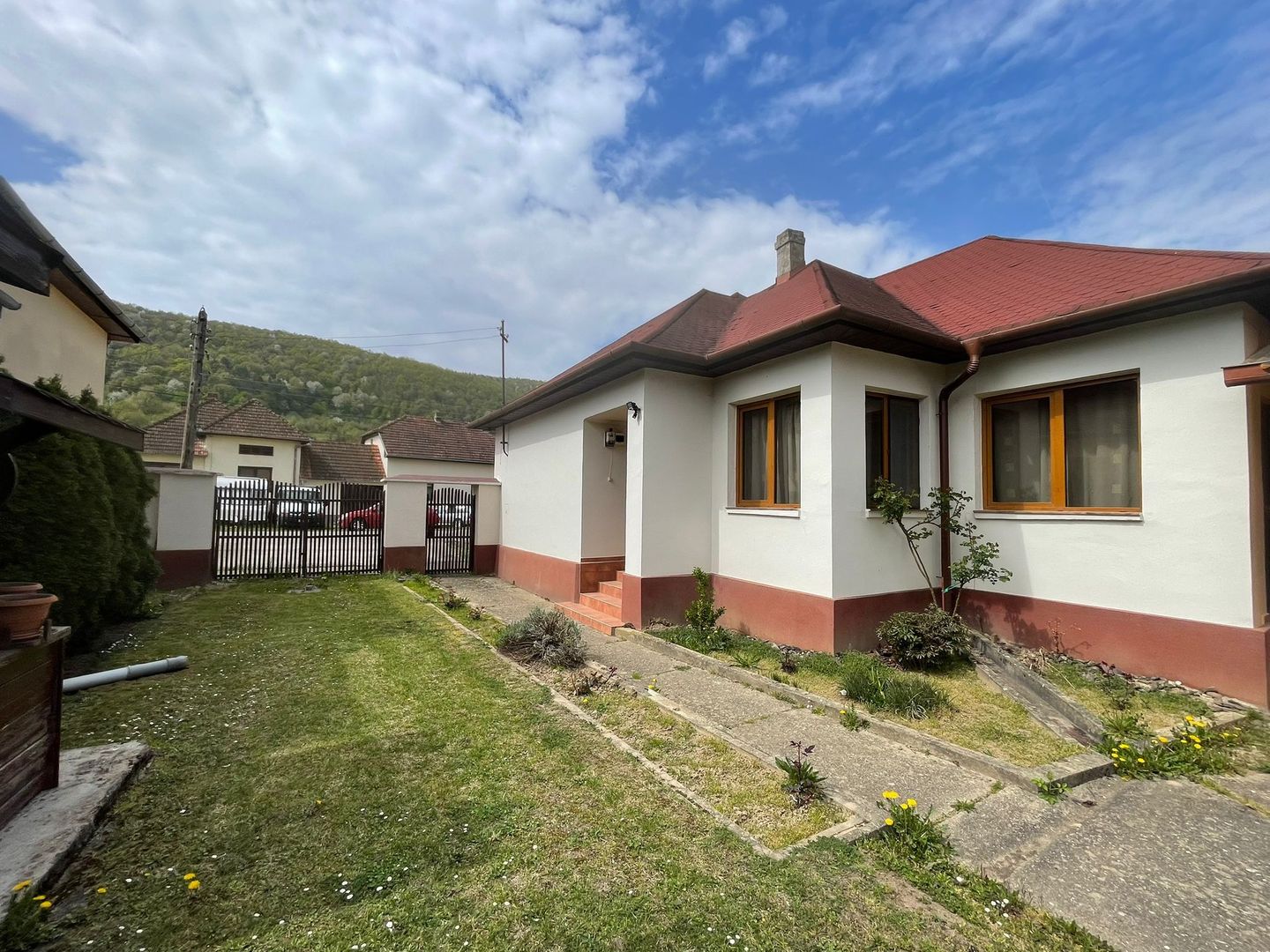 Casă de vânzare în Vașcău–natură, liniște și confort modern- 72000 Eur - Poză 1