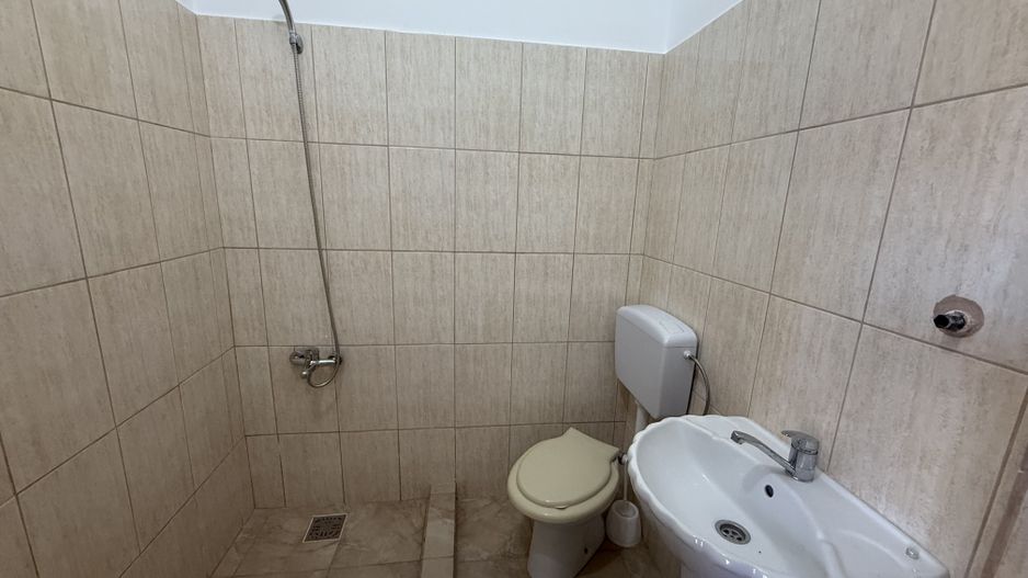 2 corpuri de Casă renovate + teren 125 mp Campina - Poză 18