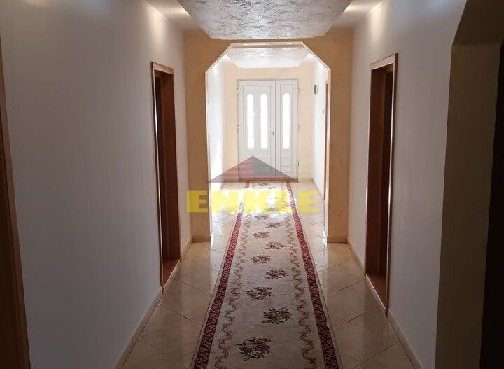 Vila 240 mp , situata la Ciusmea, pret 190000 euro neg - Poză 6
