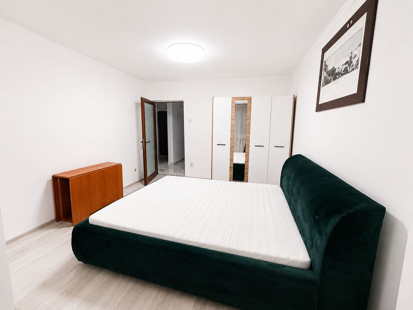Apartament spațios 3 cam, complet renovat, mobilat – disponibil 01.07. - Poză 3