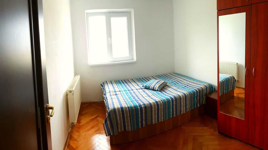 Inchiriez apartament CETATE - 3 camere plus living cu bucatarie - Poză 4