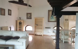 Casă de vânzare – Zona Moșilor- Renovată și consolidată recent | CURTE - Poză 1