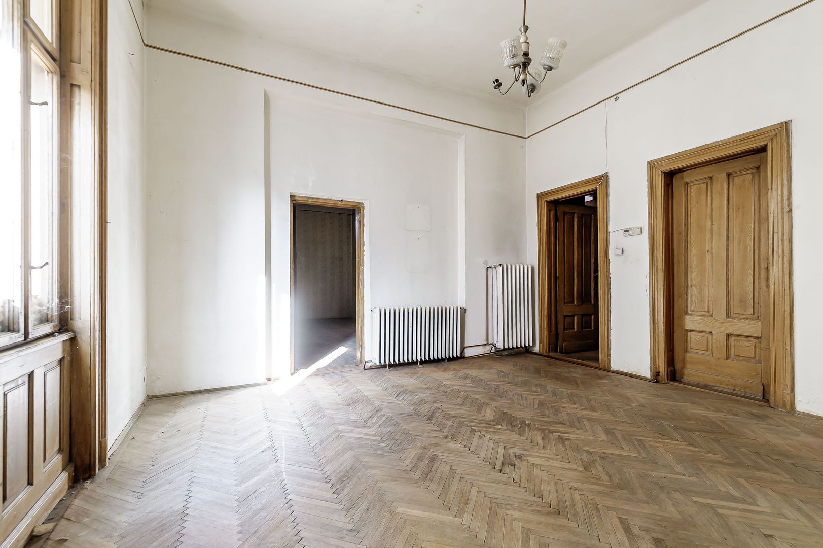 VÂNDUT! Apartament cu 4 Camere în Palatul Bohuș, Arad - Poză 2