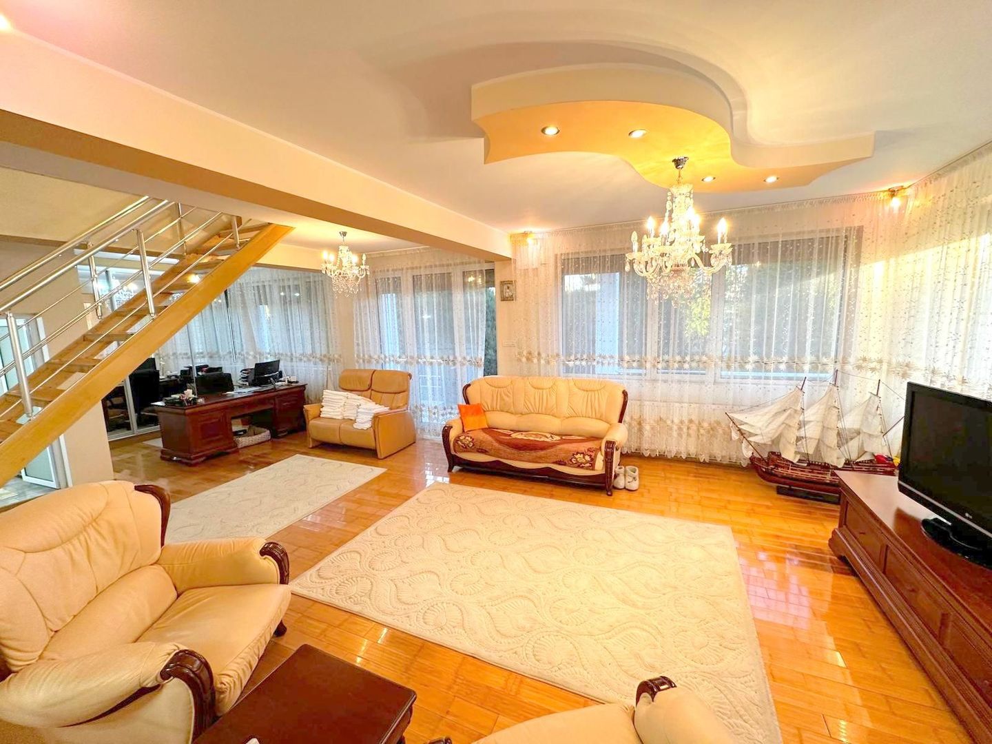 Vila de vanzare zona Metro/Arcasilor - P+1E+M - Poză 16