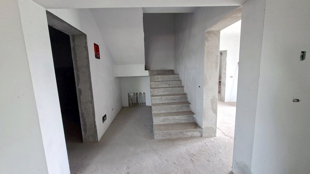 Casă tip vilă cu teren 2426 mp în Matca – oportunitate la 115.000 € - Poză 5