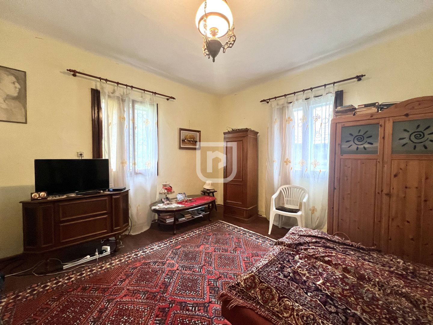 Casa traditional bucovineana la poalele muntilor Bucovinei - Poză 2