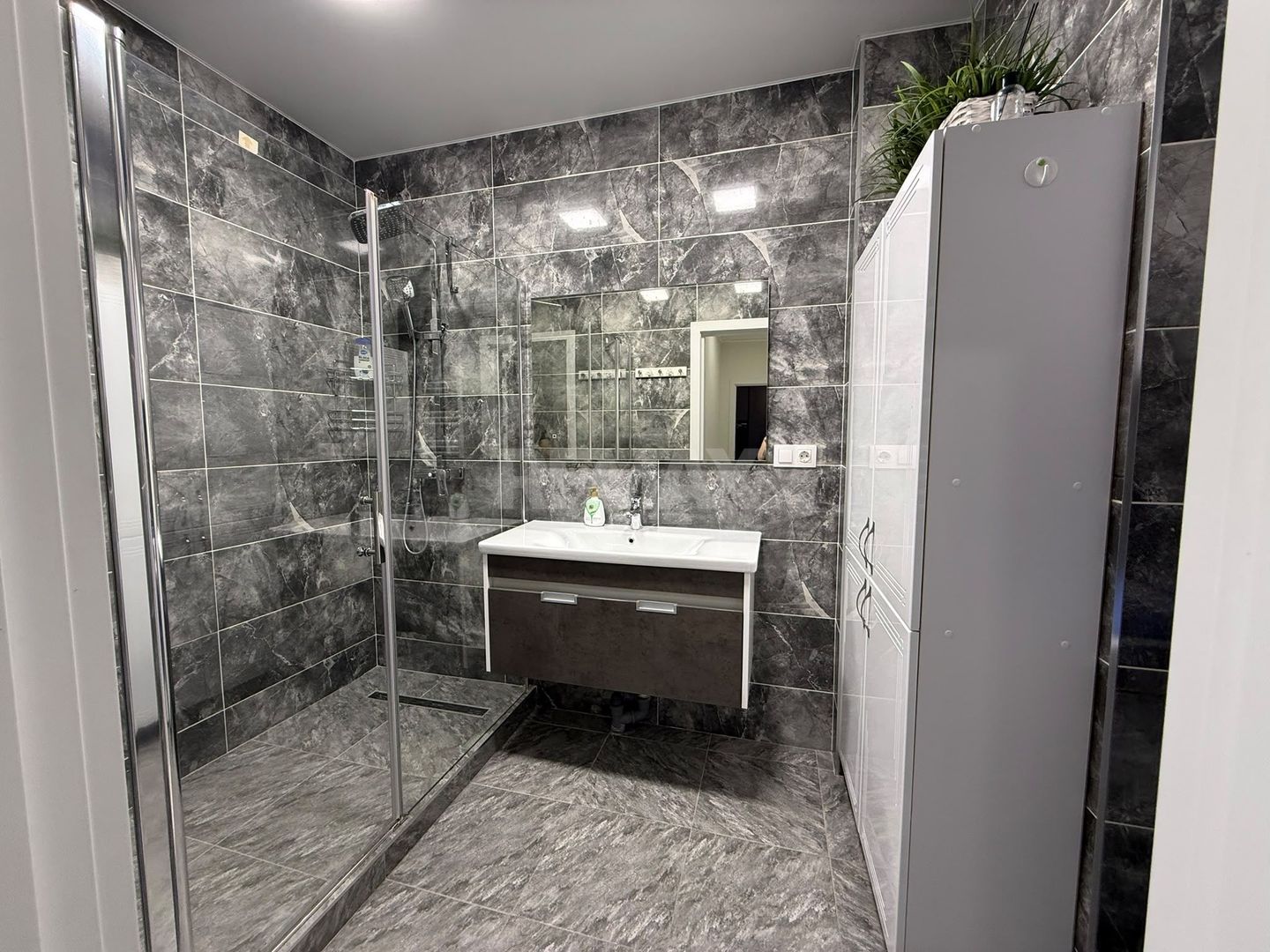 Apartament cu 2 dormitoare si living chiar in centrul Chișinăului - Poză 16