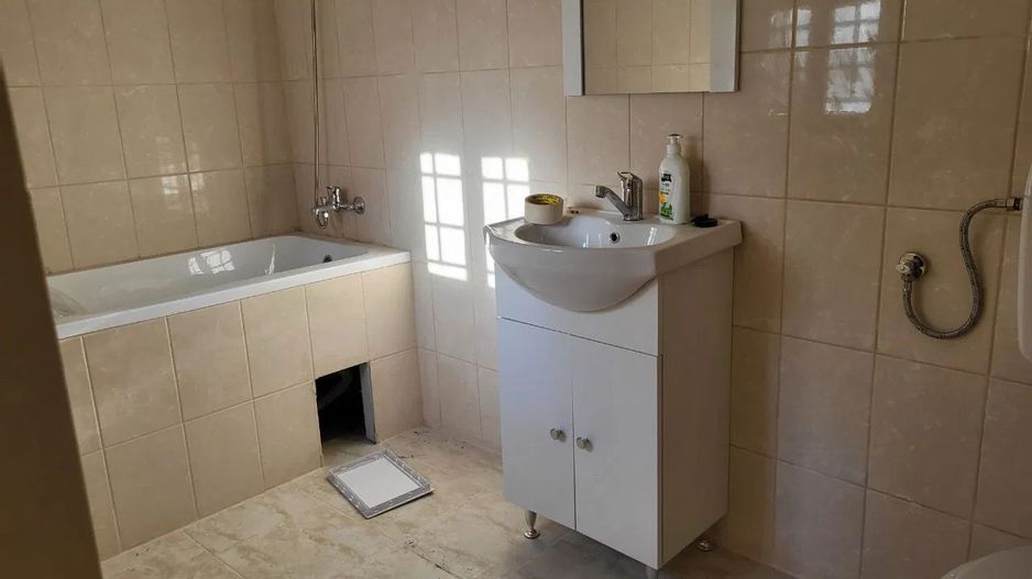 Ag. EUROPA vinde casa cu etaj, partial renovata în 14 Mai. - Poză 3