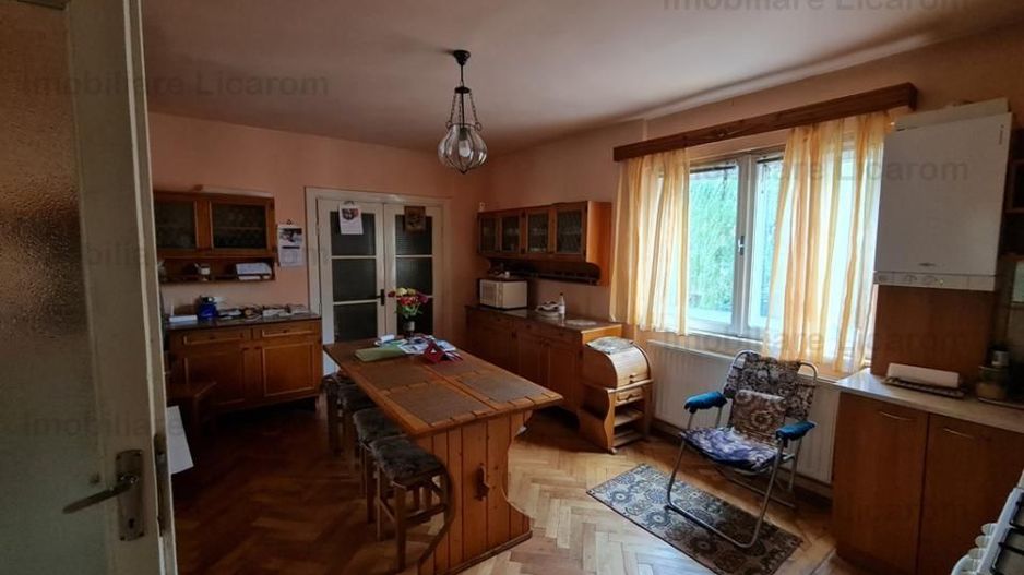 Proprietate individuala-3 apartamente,spatiu comercial,garaje,gradina,curte - Poză 1
