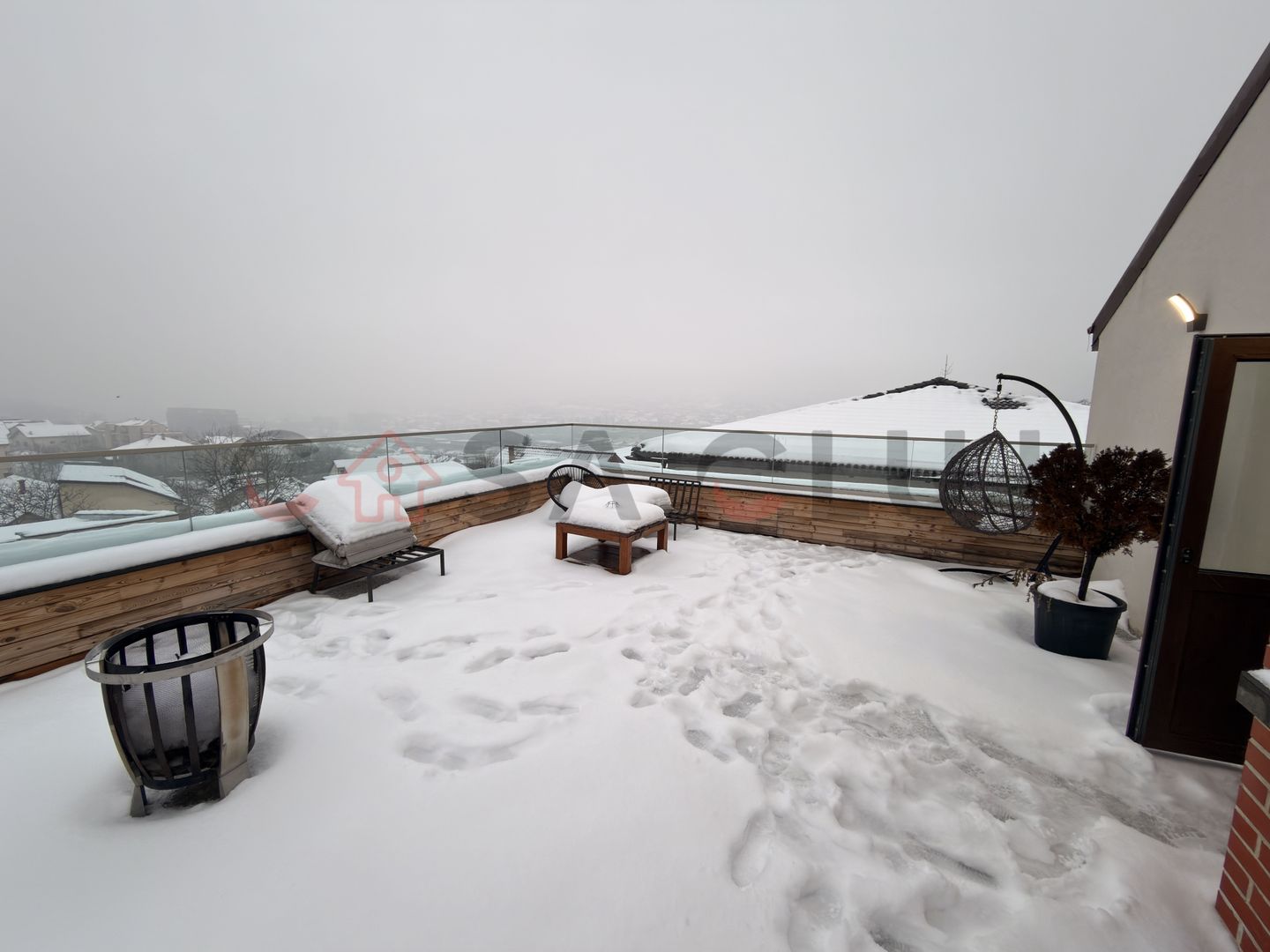 Apartament tip penthouse cu terasa si acces la curte - Poză 8