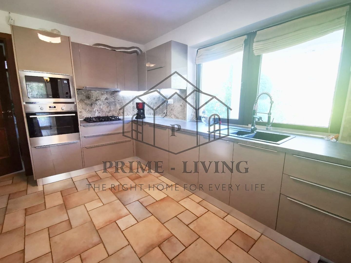 DE INCHIRIAT VILA CU 8 CAMERE, PISCINA SI GRADINA DE 1000MP IN PIPERA - Poză 19