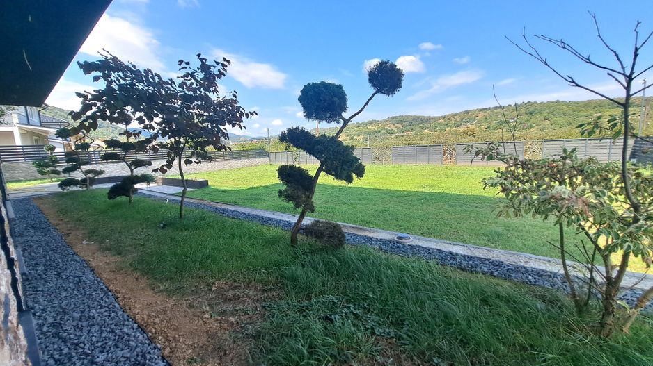 Casa cu piscina interioara si priveliste catre Cetatea Cisnadioarei - Poză 28