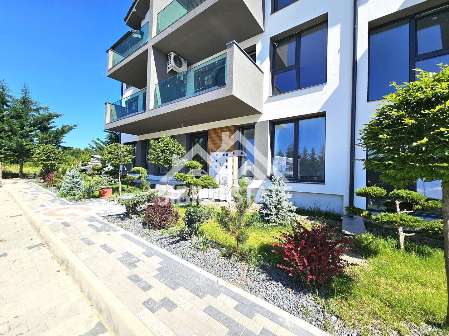 Apartament cu terasa 3 camere 2 bai Clasa A - Poză 1
