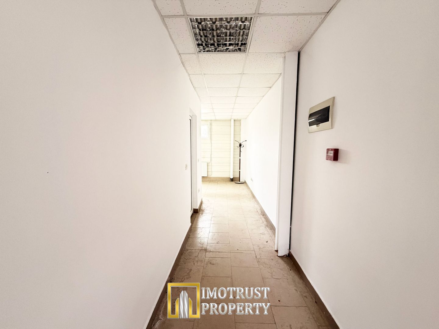 Birou de închiriat – 35 mp, parter, incintă industrială - Poză 2