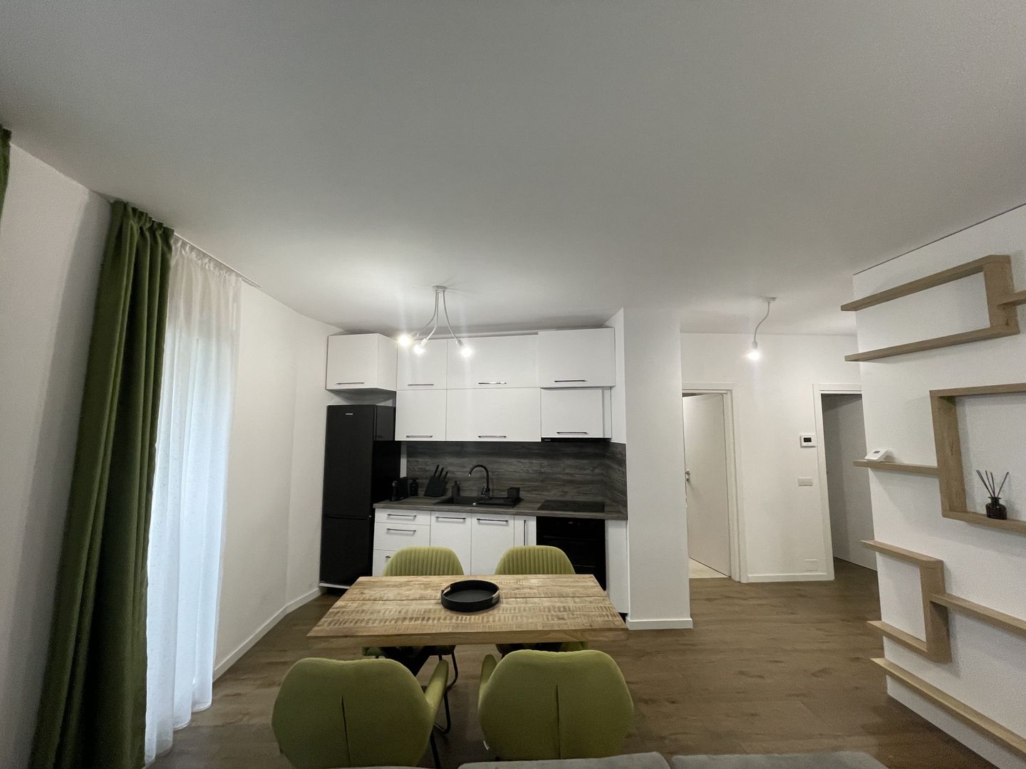 Stil urban, confort deplin – apartament de închiriat în Record Park - Poză 3