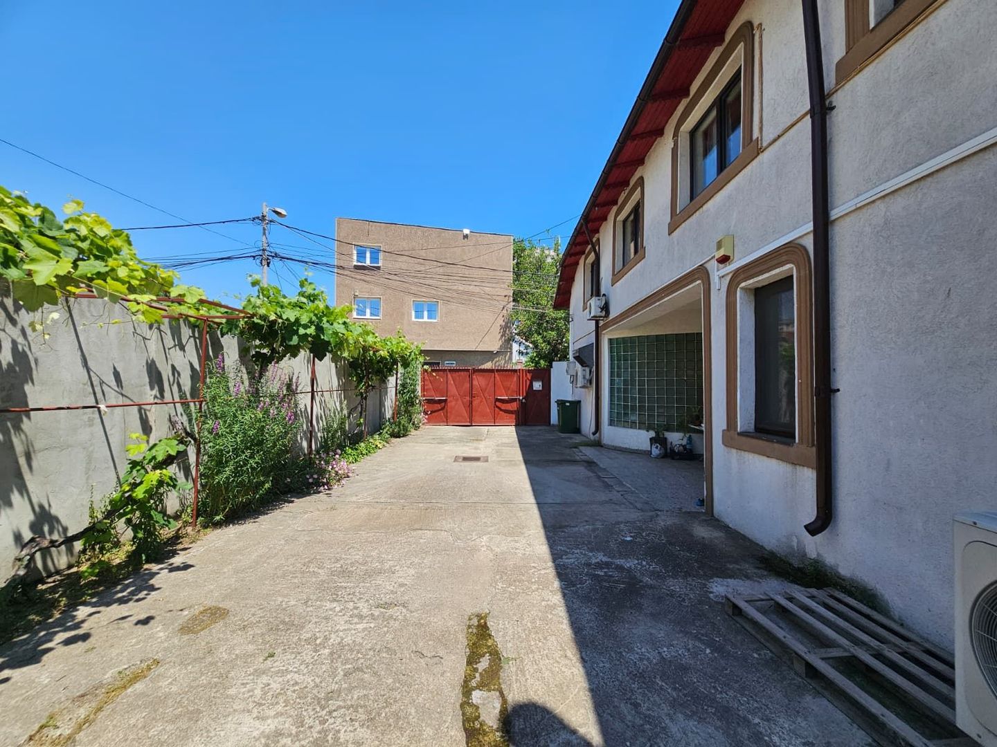 Casa eleganta cu tavane inalte si gradina superba - Poză 13