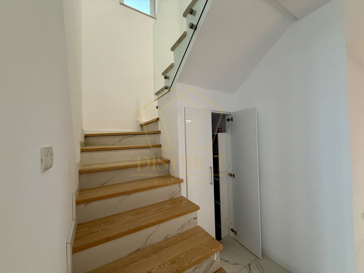 Duplex despartit prin garaj cu 5 camere  |  Dumbravita - Poză 14