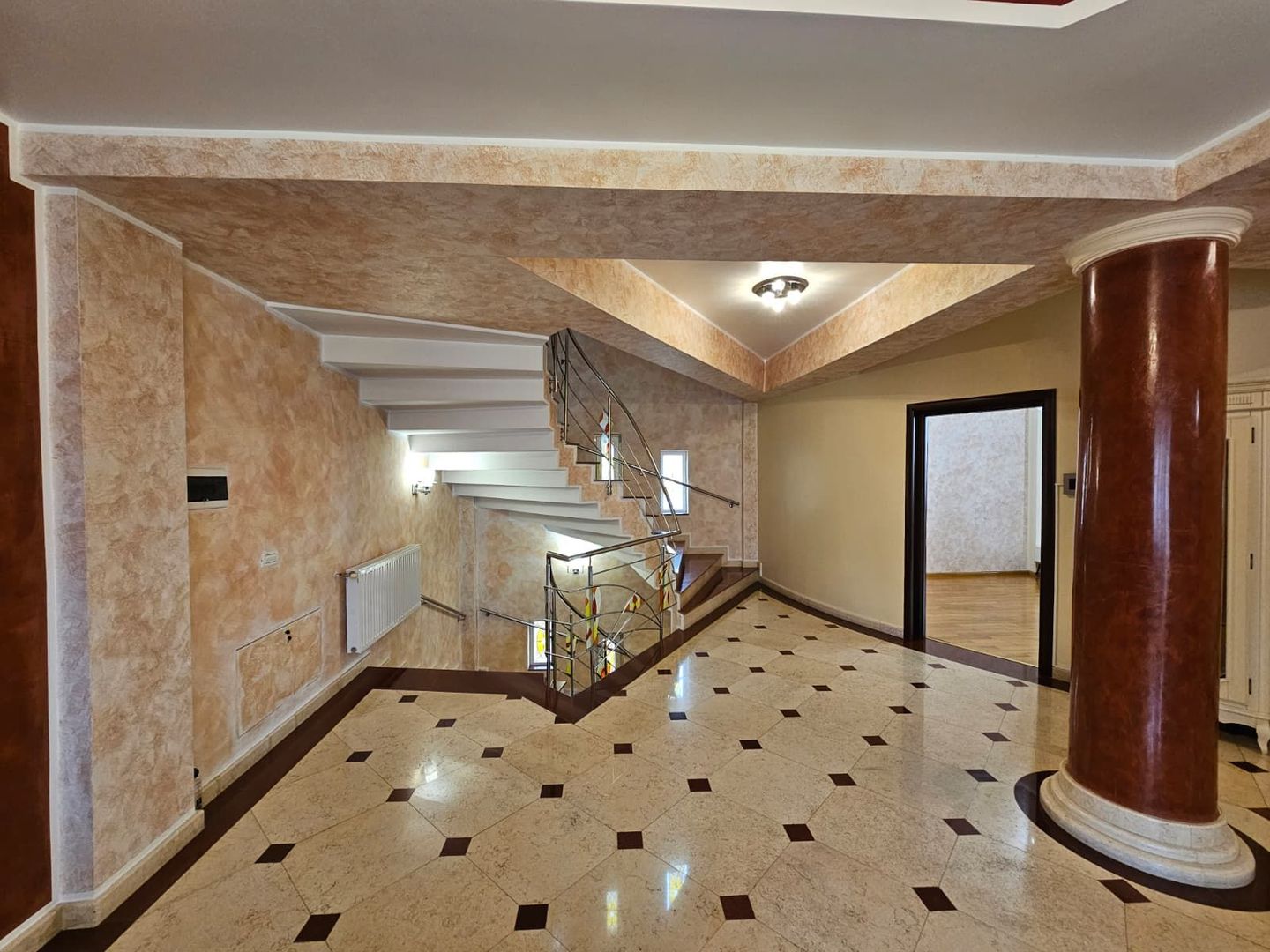 Vila generoasa de inchiriat intr o zona principala a orasului - Poză 8