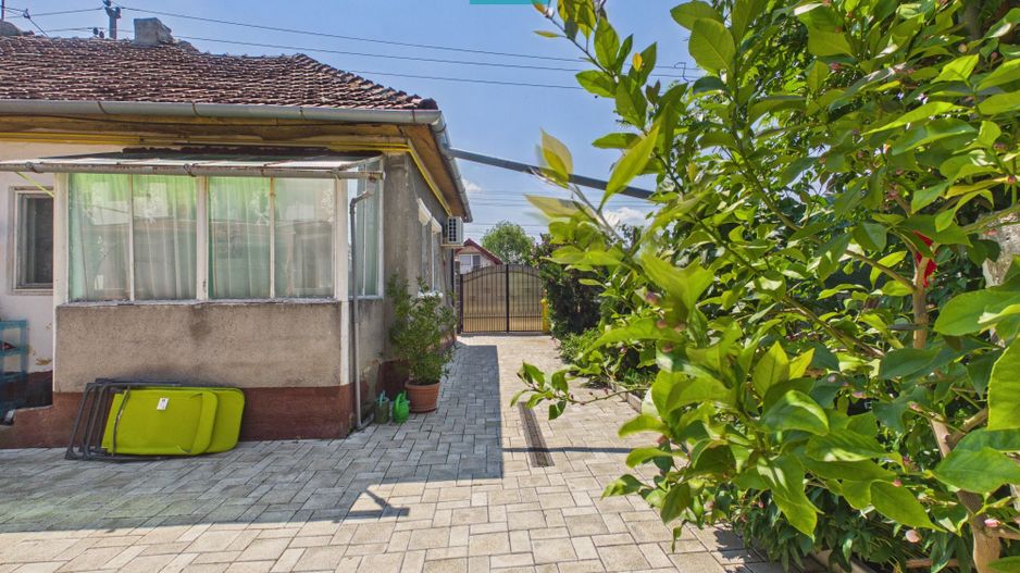 Casă cu 2 corpuri de clădire în Bujac - Poză 12