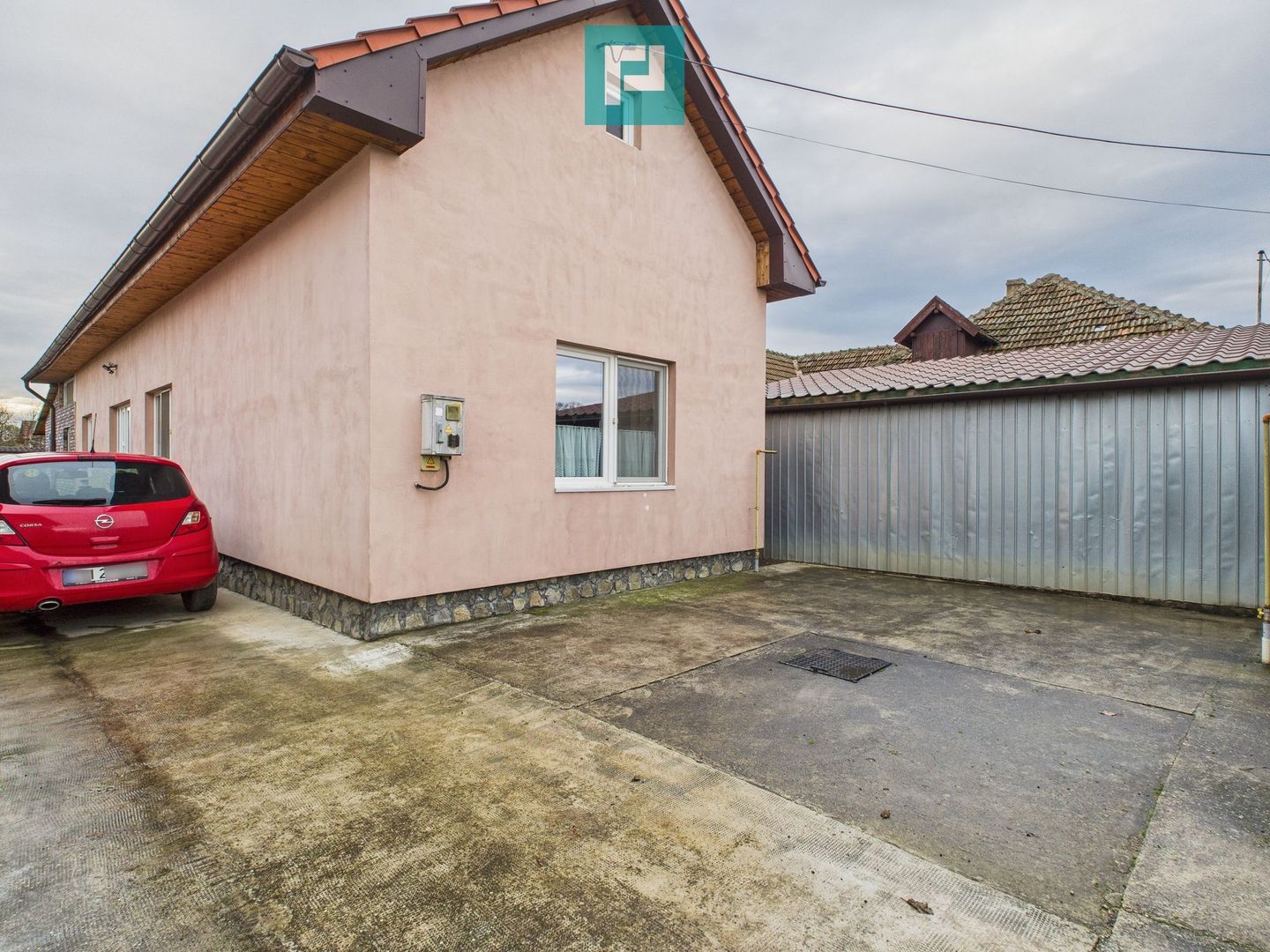 Casă cu 4 camere în Curtici pentru investiții - Poză 1