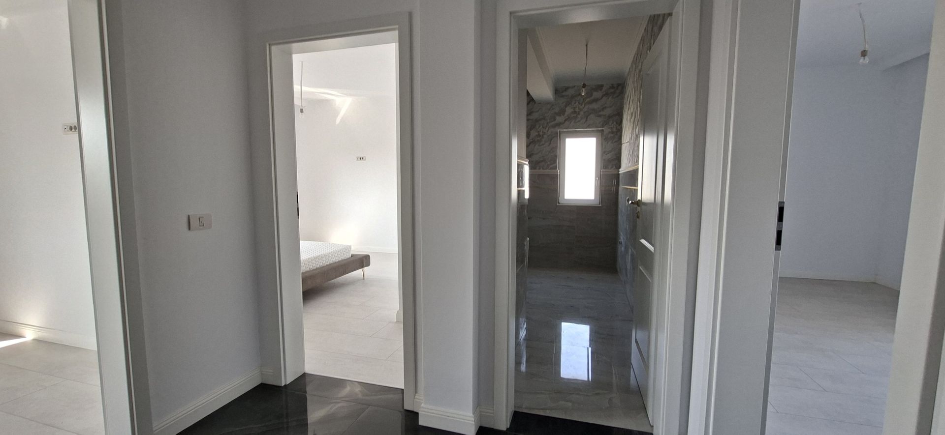 Duplex spatios cu garaj si pereti dublii - Poză 12