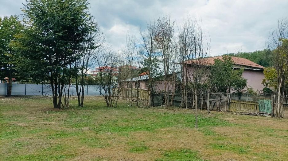 Casa cu teren intravilan 2.273 mp- pozitie centrala Darmanesti Bacau - Poză 1
