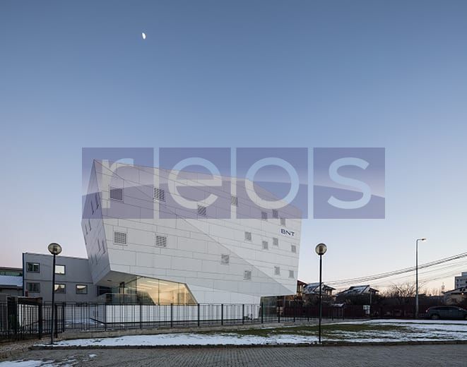 VANZARE -CLADIRE DE BIROURI - ARHITECTURA EXCEPTIONALA - Poză 1