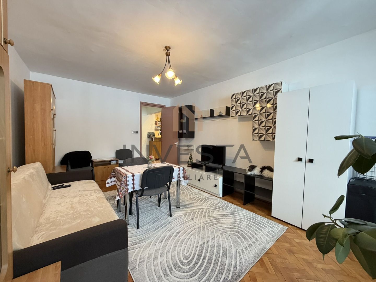 Oportunitate de investitie! Apartament cu 2 camere intr-o zona buna - Poză 1
