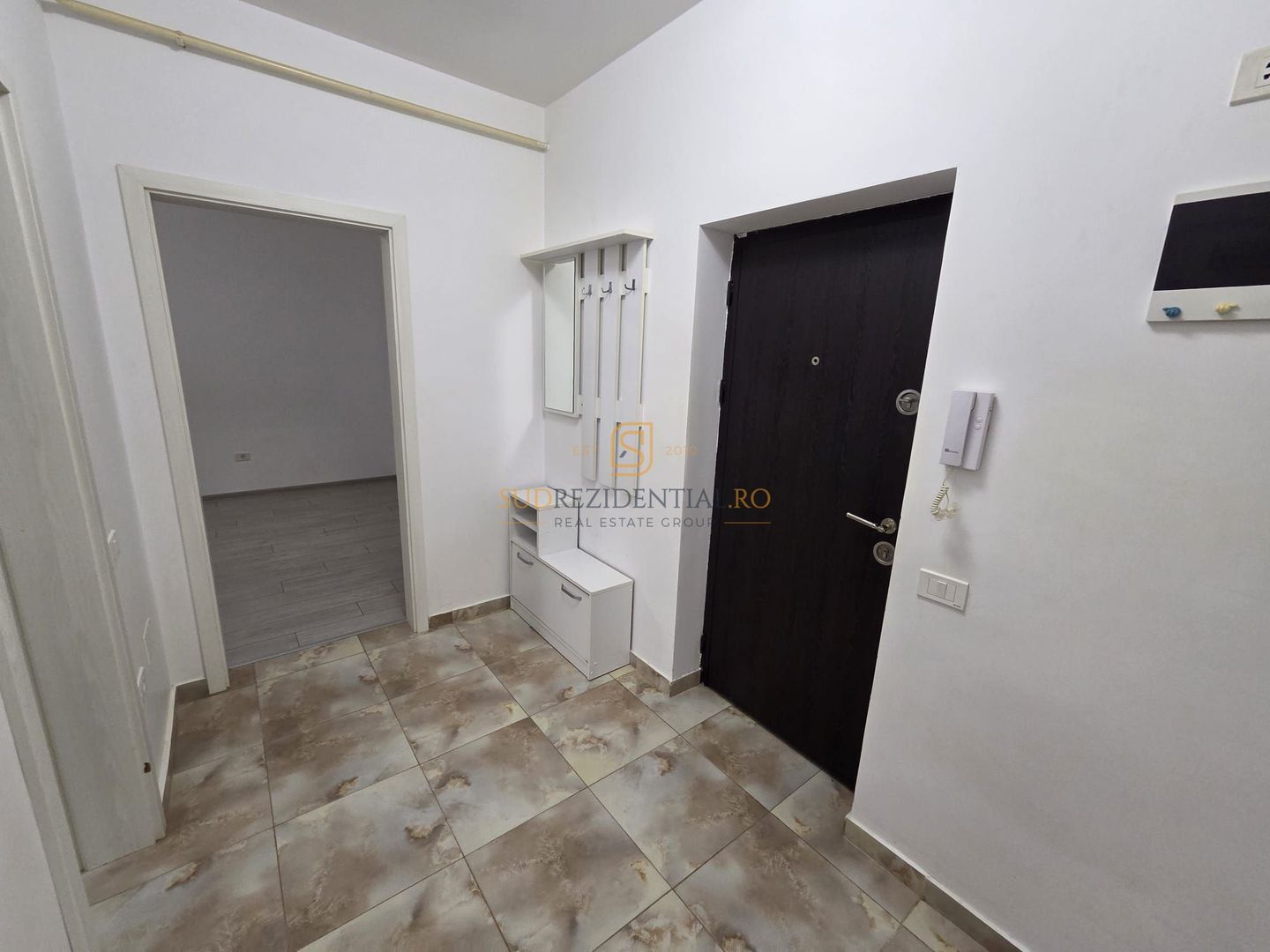 Apartament 2 camere de închiriat, The Grand Kristal Residence Sector 4 - Poză 2