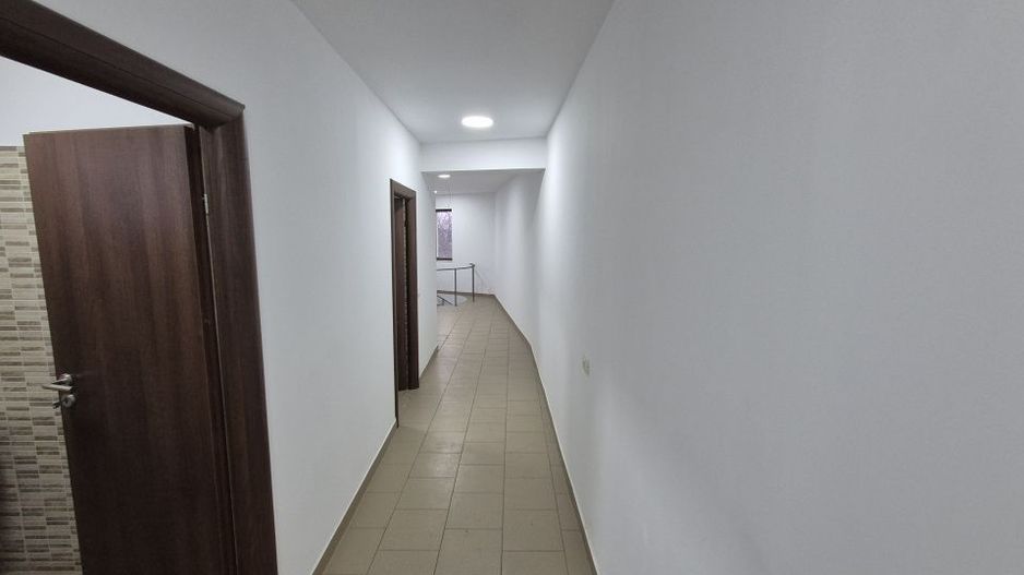 Spatiu de birouri generos - Poză 9