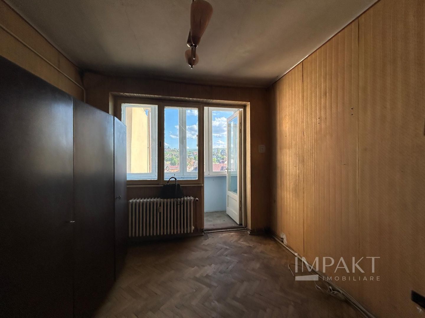 Apartament spatios, cu 4 camere in zona centrala - Poză 9