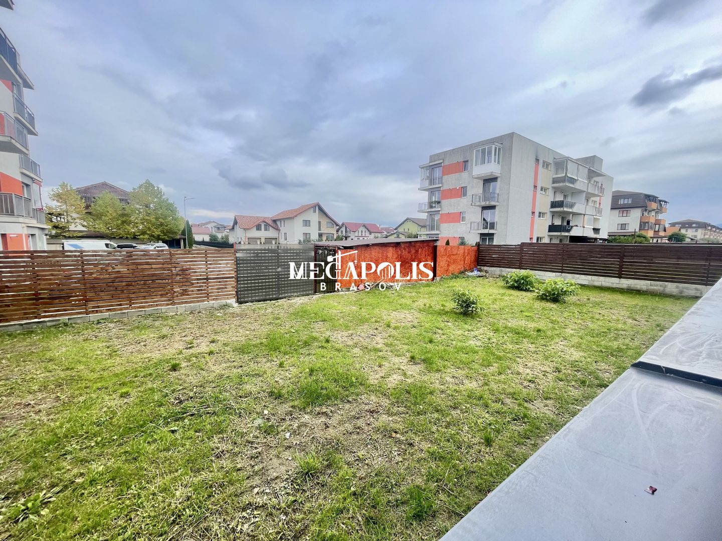 2 camere | Curte 347 mp | Decomandat | Parcare - Poză 2