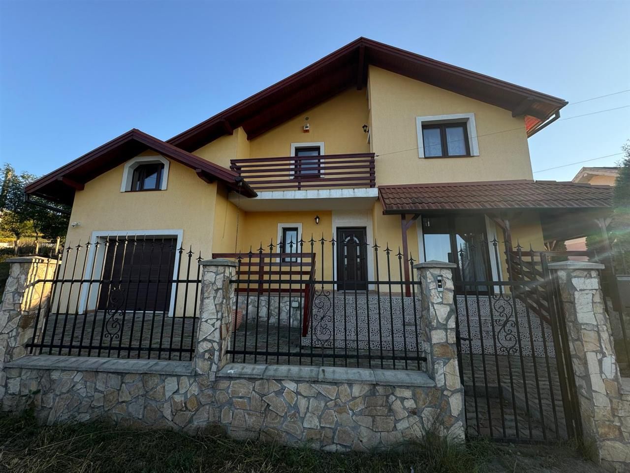 Rezidenta distincta, design arhitectural rafinat, priveliste minunata in Corunca - Poză 2